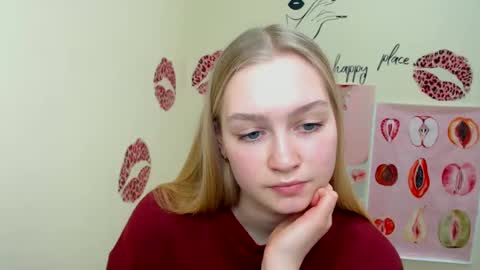 Snapshot of _mademoiselle_e chatting on March 5, 12:11 pm Clara online show from March 5, 12:11 pm
