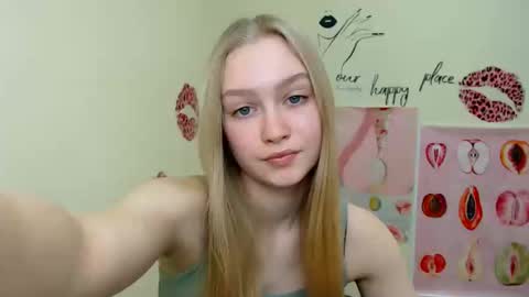 Snapshot of _mademoiselle_e chatting on March 5, 3:18 pm Clara online show from March 5, 3:18 pm