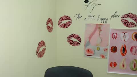 Snapshot of _mademoiselle_e chatting on February 1, 12:58 pm Clara online show from February 1, 12:58 pm