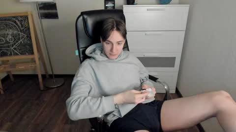 Snapshot of _maelstrom_ chatting on December 23, 11:04 am _maelstrom_ online show from December 23, 11:04 am