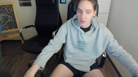 Snapshot of _maelstrom_ chatting on December 6, 9:18 pm _maelstrom_ online show from December 6, 9:18 pm