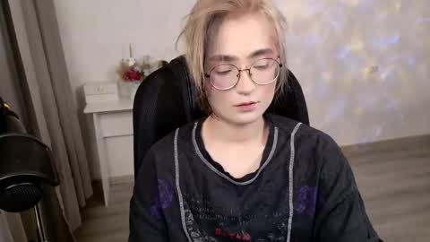 _meow_neko_ online show from April 7, 2:13 am