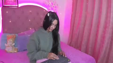 Snapshot of _mia_9 chatting on December 13, 2:43 am Mia online show from December 13, 2:43 am