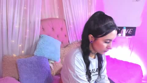 Snapshot of _mia_9 chatting on February 13, 12:02 am Mia online show from February 13, 12:02 am