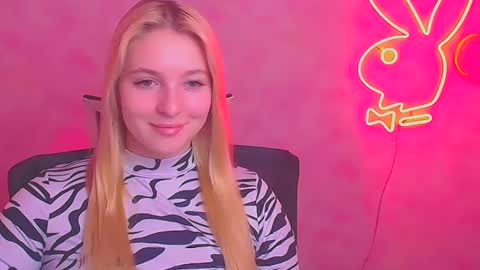 Snapshot of _mila_la_ chatting on February 17, 12:38 pm Melanie online show from February 17, 12:38 pm
