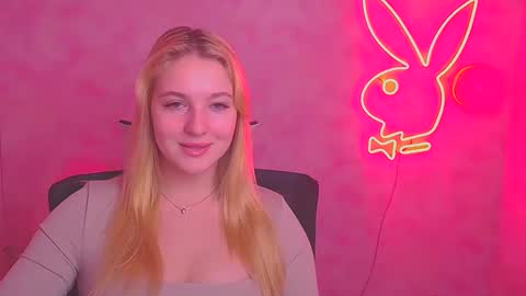 Snapshot of _mila_la_ chatting on February 16, 12:32 pm Melanie online show from February 16, 12:32 pm