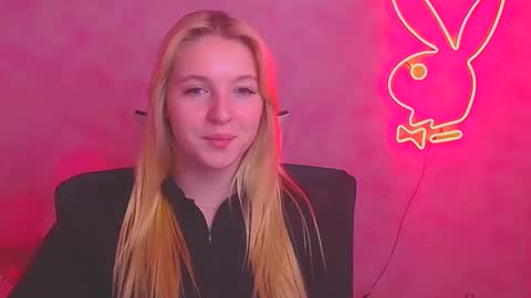 Snapshot of _mila_la_ chatting on February 20, 3:19 pm Melanie online show from February 20, 3:19 pm