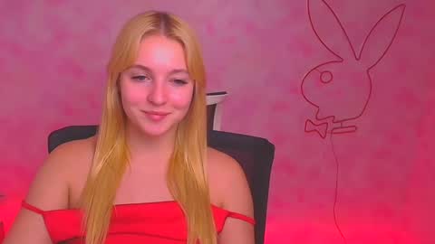Snapshot of _mila_la_ chatting on December 19, 3:52 pm Melanie online show from December 19, 3:52 pm