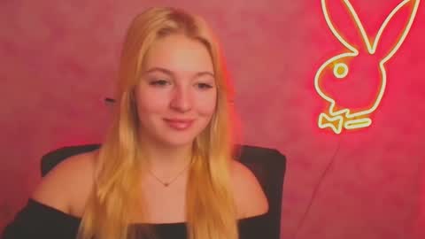Snapshot of _mila_la_ chatting on March 11, 7:03 am Melanie online show from March 11, 7:03 am