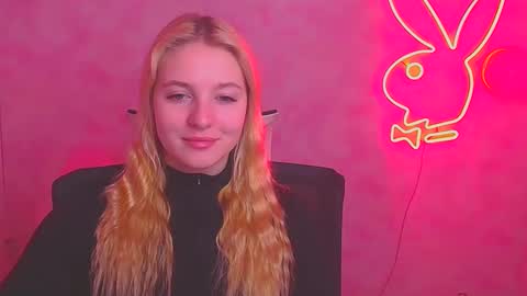 Snapshot of _mila_la_ chatting on February 18, 7:10 am Melanie online show from February 18, 7:10 am
