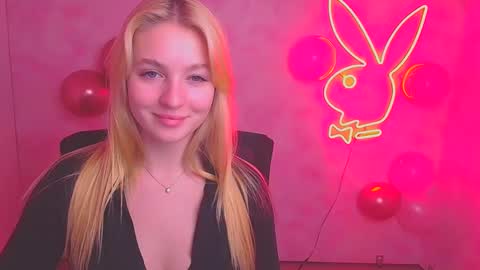 Snapshot of _mila_la_ chatting on February 13, 3:24 pm Melanie online show from February 13, 3:24 pm