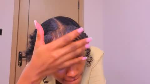 Mimi online show from April 5, 2:03 pm