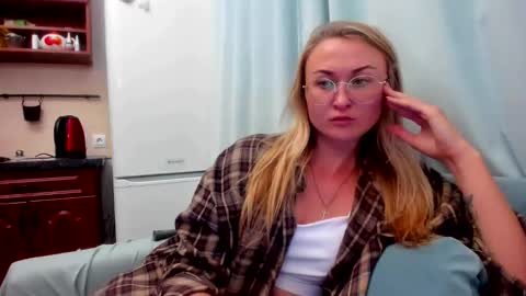 Snapshot of _miss_eva_ chatting on September 11, 8:21 pm Eva online show from September 11, 8:21 pm