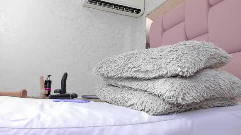 Snapshot of _molly_rosse_ chatting on February 14, 1:18 pm _molly_rosse_ online show from February 14, 1:18 pm