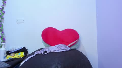 Snapshot of _nicollee chatting on January 28, 1:05 pm juliana online show from January 28, 1:05 pm