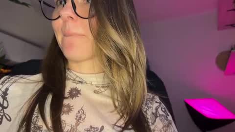 Snapshot of _private_person_ chatting on December 25, 9:33 pm HADLY today day-off see u online 0112 online show from December 25, 9:33 pm