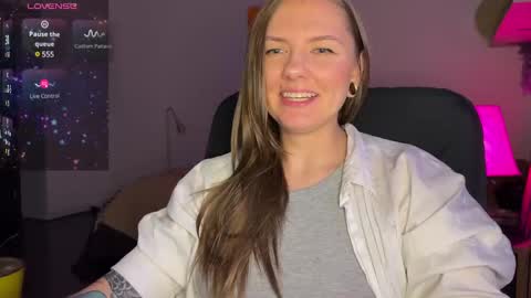 Snapshot of _private_person_ chatting on January 10, 5:45 pm HADLY today day-off see u online 0112 online show from January 10, 5:45 pm