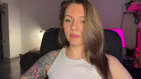 Snapshot of _private_person_ chatting on December 20, 5:29 pm HADLY today day-off see u online 0112 online show from December 20, 5:29 pm