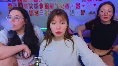 Snapshot of _reverse_gang_ chatting on March 1, 9:37 pm LISSAPVT IS OPEN online show from March 1, 9:37 pm