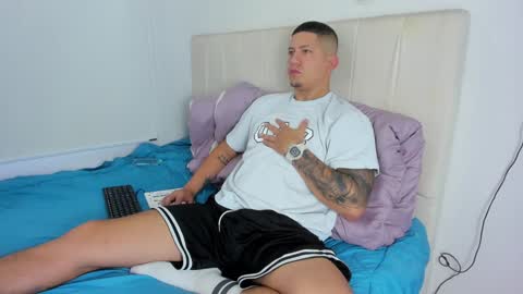 Snapshot of _robertobaggio chatting on December 6, 12:44 pm Roberto online show from December 6, 12:44 pm