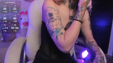 Snapshot of _sabrinamoon chatting on January 24, 11:37 am online show from January 24, 11:37 am