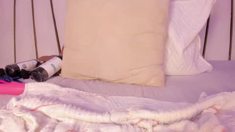 Snapshot of _tinyrousse_ chatting on February 3, 10:43 pm Rousse online show from February 3, 10:43 pm