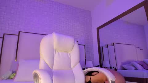 Snapshot of _tinyrousse_ chatting on September 11, 7:37 pm Rousse online show from September 11, 7:37 pm