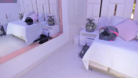Snapshot of _tinyrousse_ chatting on September 15, 7:15 pm Rousse online show from September 15, 7:15 pm