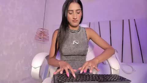 Snapshot of _tinyrousse_ chatting on March 8, 7:09 pm Rousse online show from March 8, 7:09 pm