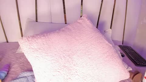 Snapshot of _tinyrousse_ chatting on February 20, 10:26 pm Rousse online show from February 20, 10:26 pm