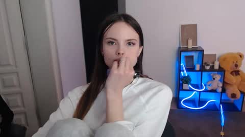 a_ariella_ online show from November 12, 1:35 pm