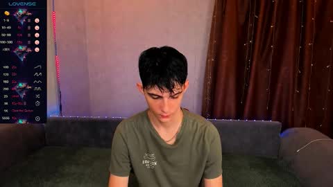 Snapshot of aaron_bang chatting on September 18, 10:47 pm Aaron Bang online show from September 18, 10:47 pm