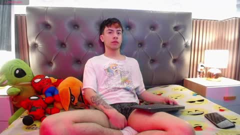 Snapshot of aaron_blink1 chatting on February 6, 2:58 pm Aaron online show from February 6, 2:58 pm