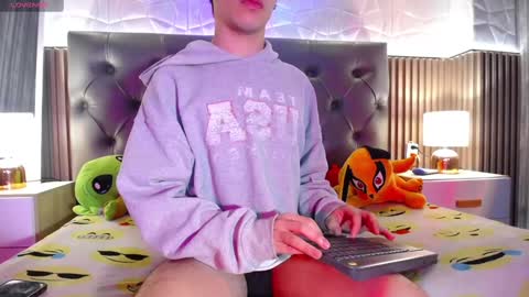 Snapshot of aaron_blink1 chatting on February 5, 2:05 pm Aaron online show from February 5, 2:05 pm