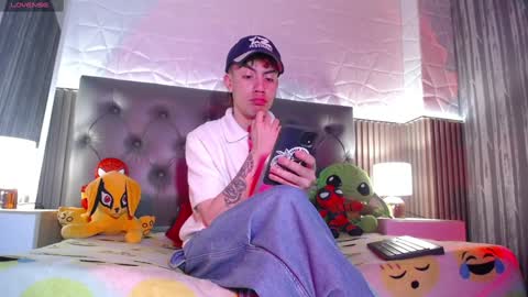 Snapshot of aaron_blink1 chatting on February 1, 7:13 pm Aaron online show from February 1, 7:13 pm