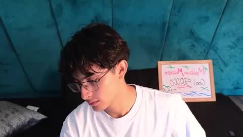 Aaron Ezequiel online show from May 9, 6:58 pm