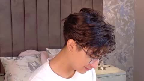 Aaron Ezequiel online show from May 19, 2:57 pm