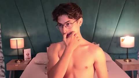 Aaron Ezequiel online show from May 15, 2:13 pm