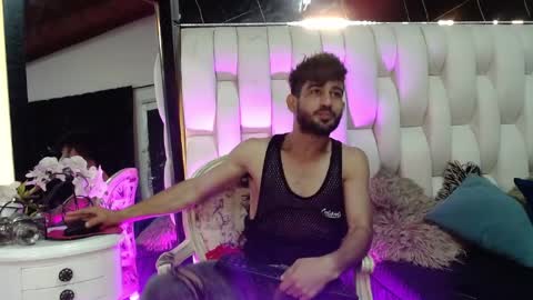 aaron_jones_1 online show from April 15, 9:04 pm