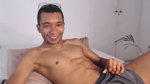 Snapshot of aaronblack1_ chatting on February 14, 5:14 pm Heyy my name is Aaron online show from February 14, 5:14 pm