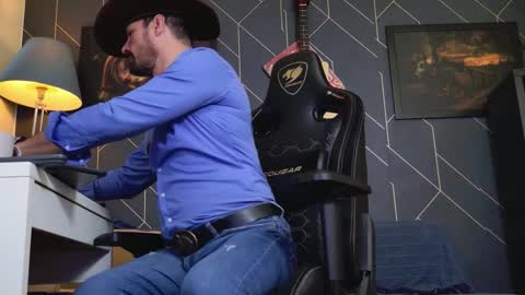 Aaron online show from October 29, 5:42 am