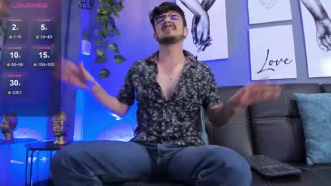 aaronfuentes7 online show from September 17, 11:19 pm
