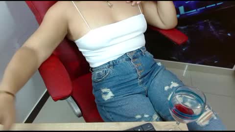 Snapshot of abril_beltran_ chatting on February 9, 9:17 pm Abril Beltran online show from February 9, 9:17 pm