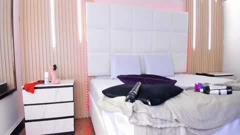 abril_snow online show from February 25, 8:56 pm