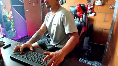 Snapshot of adam_valencia chatting on December 30, 5:23 pm Adam Valencia online show from December 30, 5:23 pm