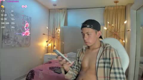 Snapshot of adammatt_ chatting on September 19, 5:44 am Adam online show from September 19, 5:44 am