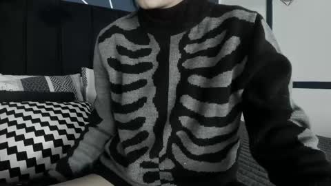Snapshot of adeelinee chatting on February 13, 7:52 pm Ade online show from February 13, 7:52 pm