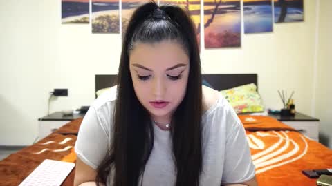 Snapshot of adellineee chatting on February 13, 10:33 pm Adellineee online show from February 13, 10:33 pm