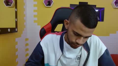 adri_sexboy online show from February 15, 12:11 pm