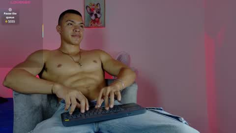 adriel_escalante online show from March 19, 2:28 am